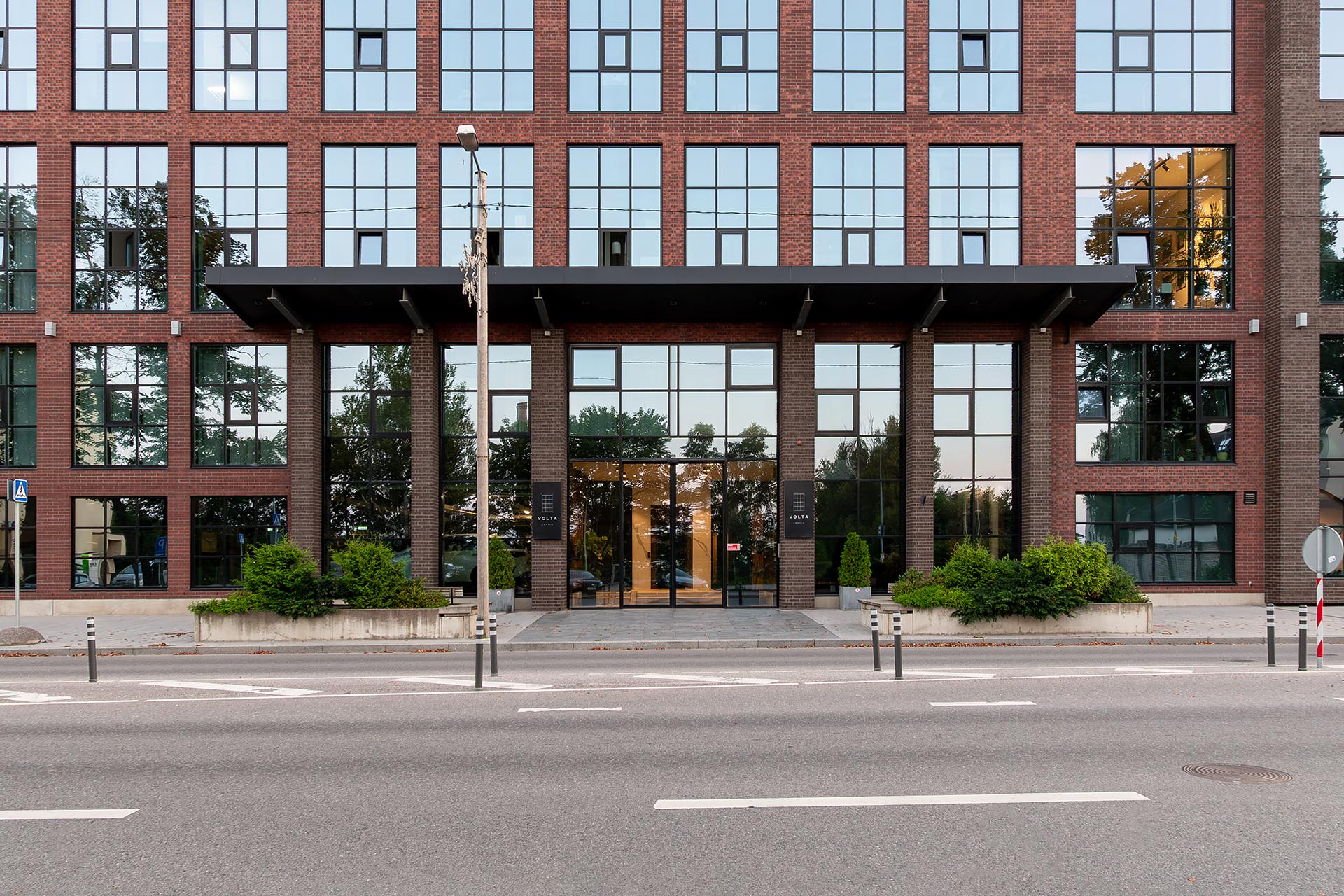 Äripindade pildistamine Tallinnas: tööstusliku disainiga kortermaja esinduslik klaasfassaad