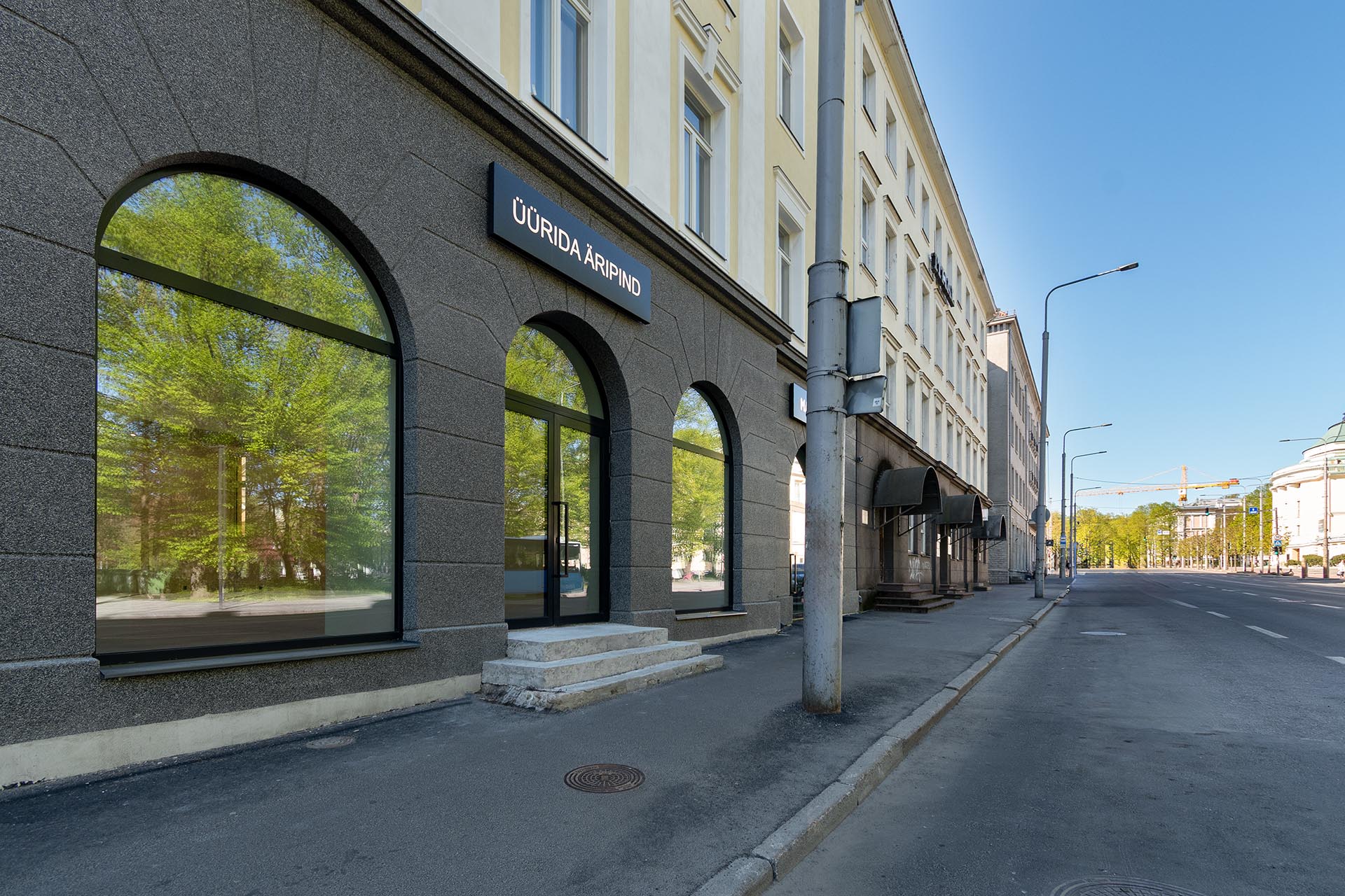 Äripindade pildistamine Tallinnas: tänavatasandi kaarjate akendega äripind Estonia puiesteel