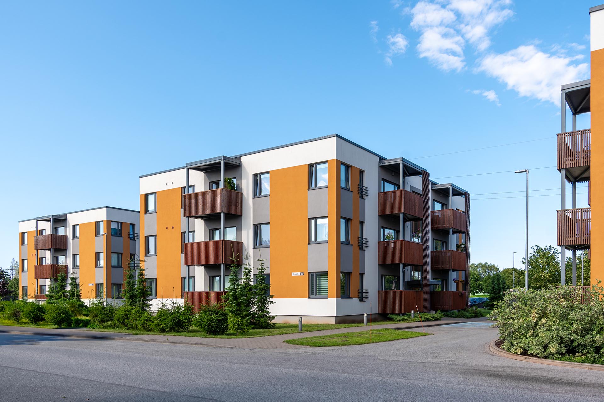 Korterite pildistamine Peetris: uusarenduse kortermajad ja haljastatud ümbrus Tallinna lähistel